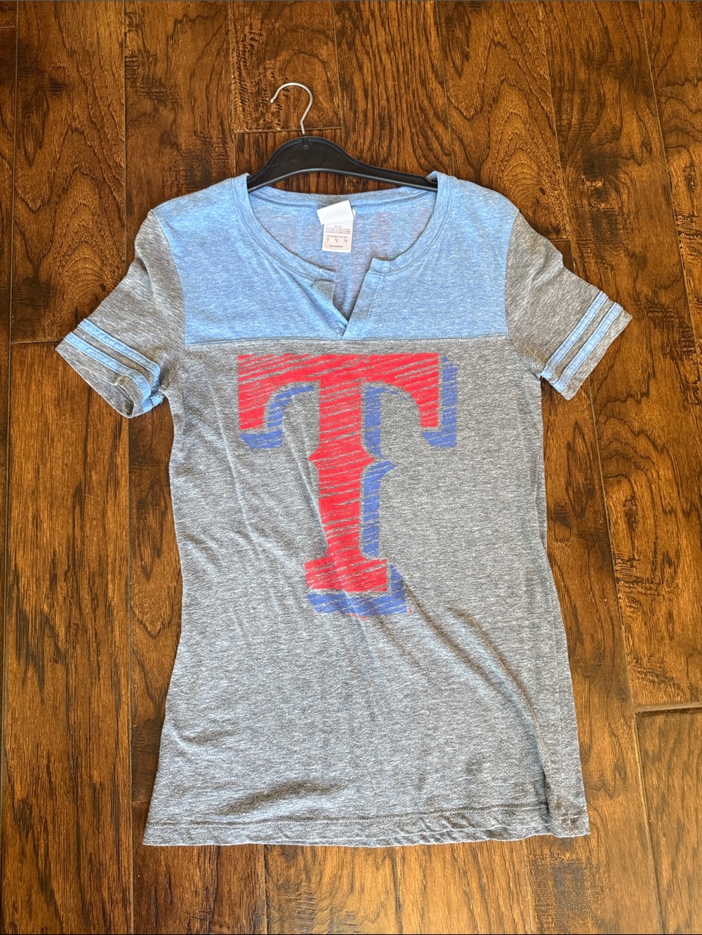 5th & Ocean Texas Rangers Heather Blue Tee with Red/blue, size medium